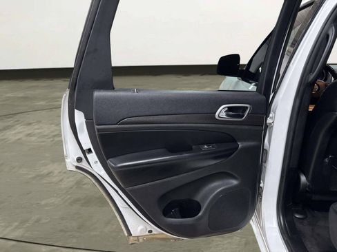 Used 2018 Jeep Grand Cherokee Altitude AWD/4WD image 17