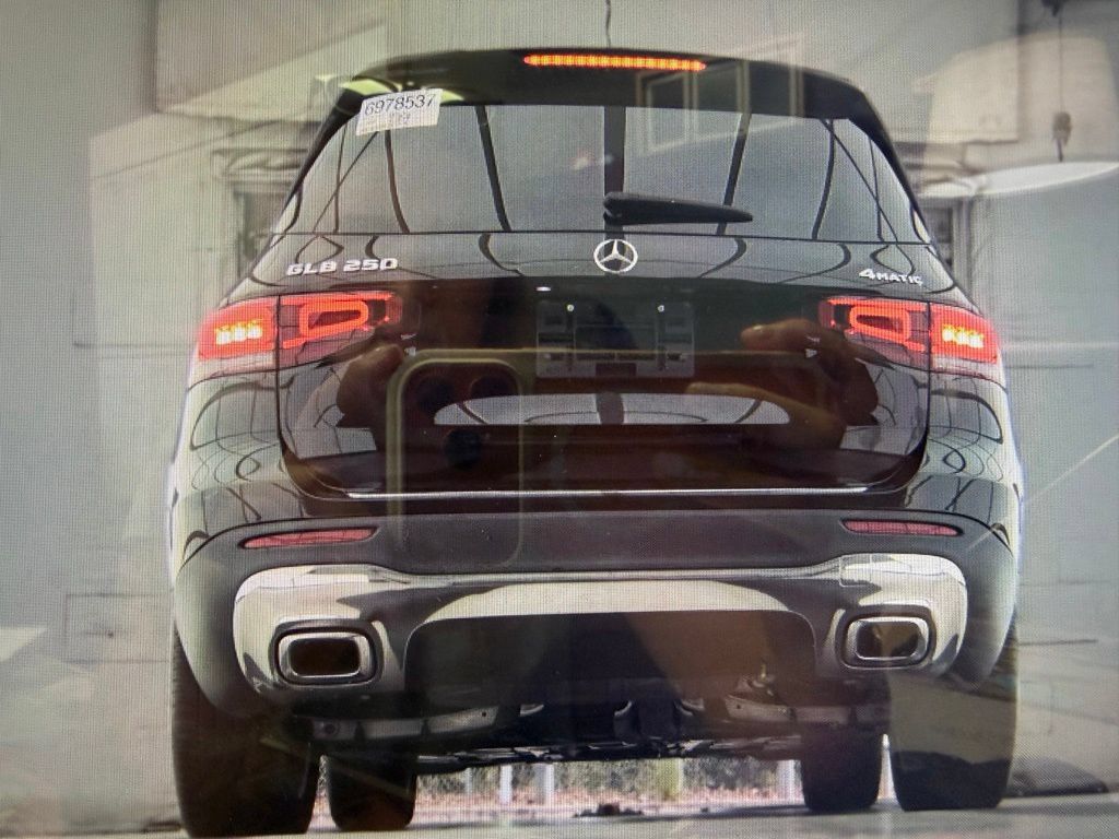 Used 2021 Mercedes-Benz GLB 250 4MATIC w/ Premium Package image 7