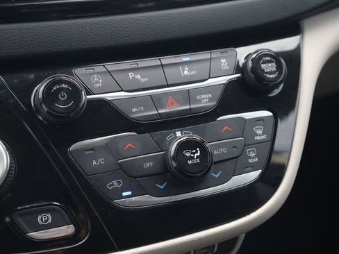 Used 2023 Chrysler Pacifica Touring-L image 18