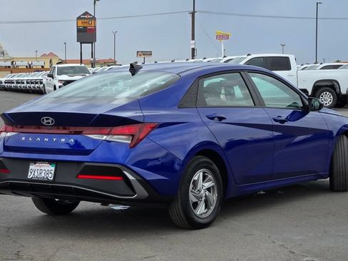 Used 2026 Hyundai Elantra SE FWD image 4