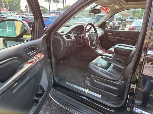 Used 2013 Cadillac Escalade ESV Luxury RWD image 5