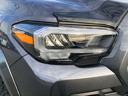 Used 2022 Toyota Tacoma TRD Sport w/ TRD Premium Sport Package AWD/4WD image 25