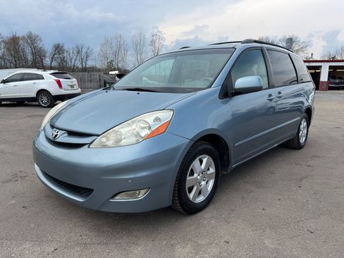 Used 2009 Toyota Sienna XLE FWD image 1