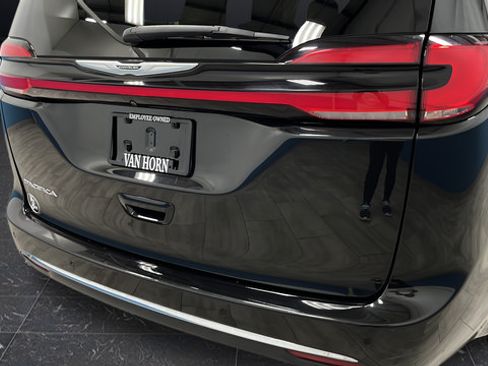 Used 2023 Chrysler Pacifica Touring-L FWD image 38