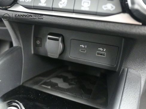 New 2025 Nissan Versa SR w/ Trunk Package image 17