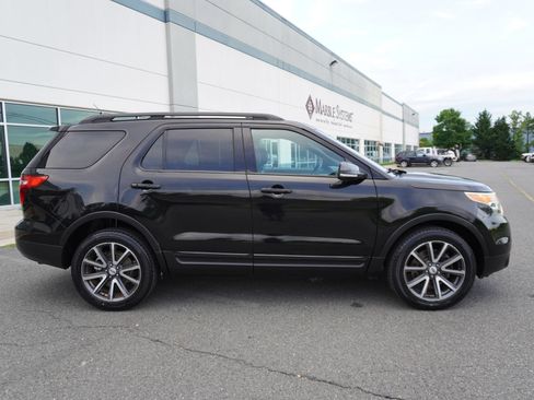 Used 2015 Ford Explorer XLT w/ Equipment Group 202B AWD/4WD image 11