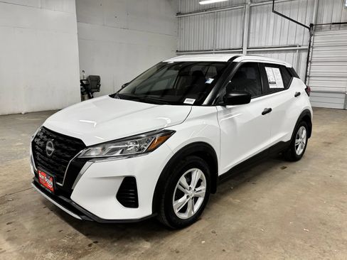 Used 2022 Nissan Kicks S FWD image 3
