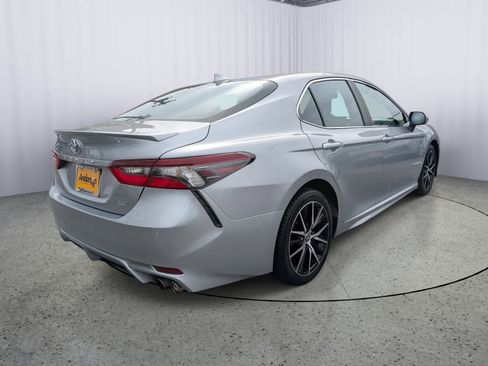 Used 2022 Toyota Camry SE image 3