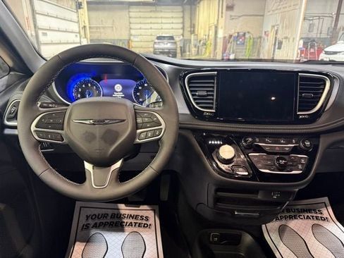 New 2026 Chrysler Pacifica Select FWD image 4