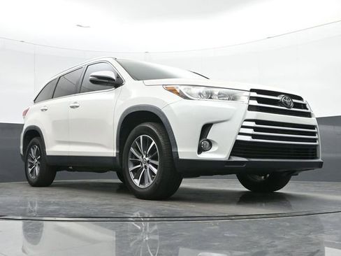 Used 2019 Toyota Highlander XLE image 16