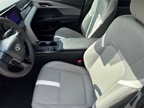 Used 2025 Toyota Camry SE image 19