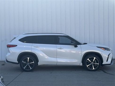 Used 2021 Toyota Highlander XSE image 3