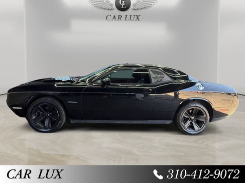 Used 2015 Dodge Challenger SXT RWD image 2
