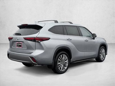 New 2025 Toyota Highlander Platinum image 2