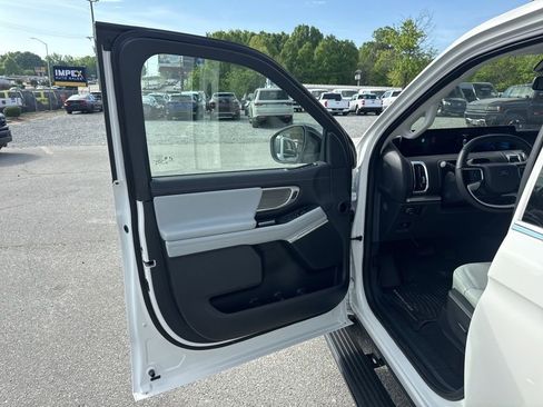 Used 2025 Ford Expedition Platinum w/ Driver's Package image 27