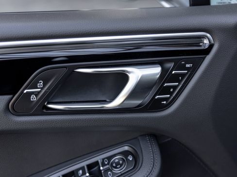 Certified 2025 Porsche Macan AWD/4WD image 22