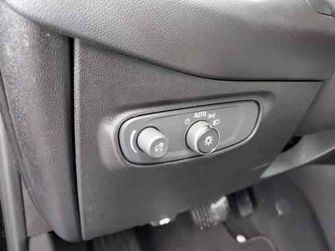 Used 2019 Chevrolet Equinox LS w/ LS Convenience Package image 9