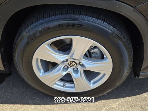 Used 2021 Toyota Highlander LE FWD image 20