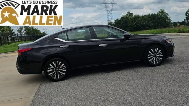 Used 2025 Nissan Altima 2.5 SV FWD image 9