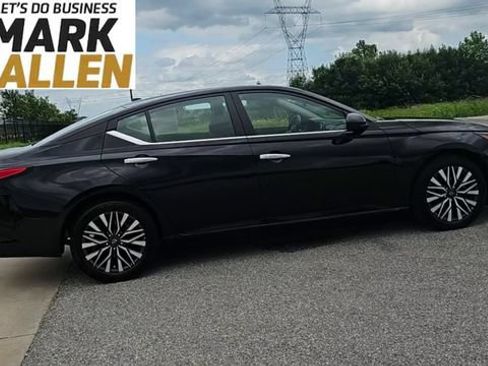 Used 2025 Nissan Altima 2.5 SV FWD image 9