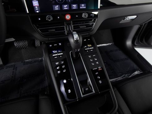 Certified 2026 Porsche Macan AWD/4WD image 27