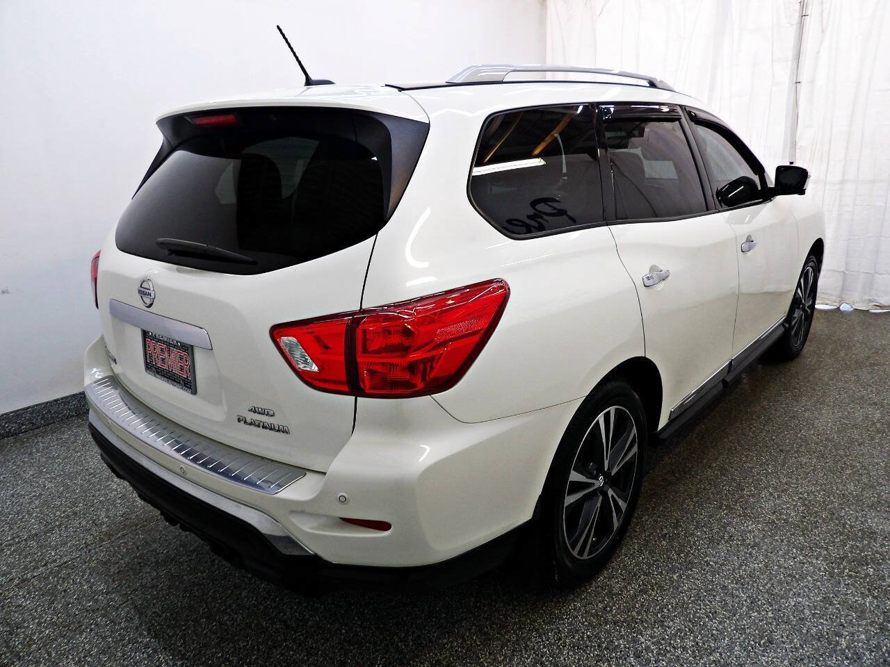 Used 2017 Nissan Pathfinder Platinum AWD/4WD image 6