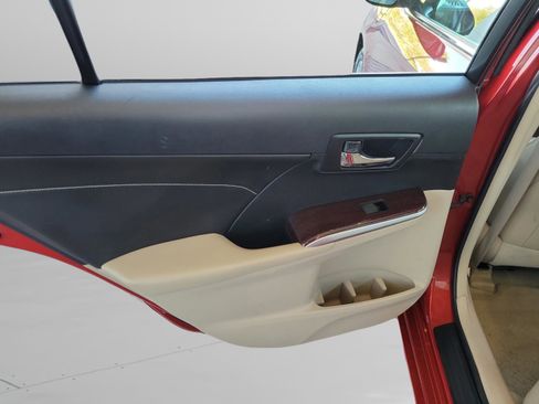 Used 2014 Toyota Camry XLE w/ Leather Package image 25