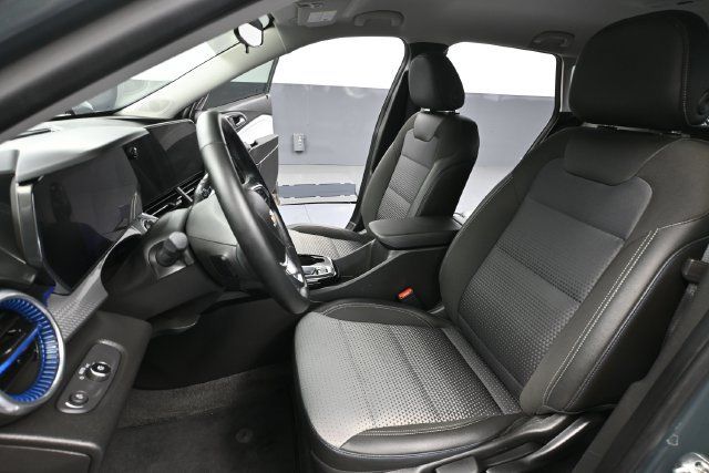 Used 2025 Chevrolet Trax LT w/ Driver Confidence Package FWD image 18