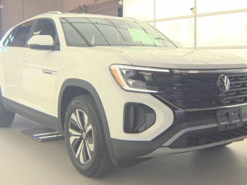 Used 2025 Volkswagen Atlas Cross Sport SE FWD image 2