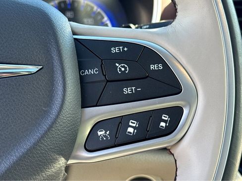 Used 2017 Chrysler Pacifica Limited image 19