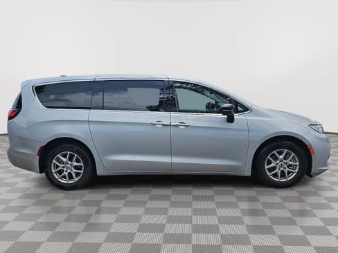 Used 2024 Chrysler Pacifica Touring-L FWD image 9