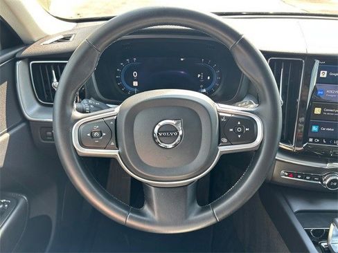 Used 2022 Volvo XC60 B5 Momentum image 20
