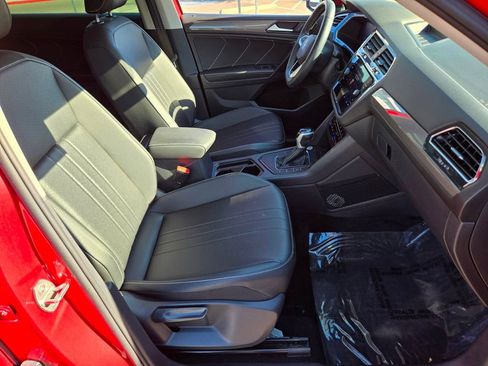 Used 2023 Volkswagen Tiguan SE w/ Panoramic Sunroof Package FWD image 14
