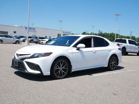 Used 2023 Toyota Camry SE FWD image 2