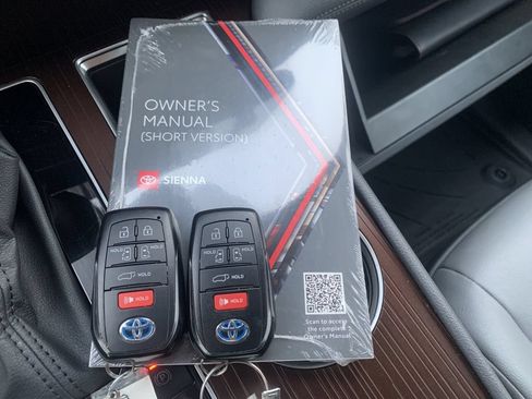 Used 2026 Toyota Sienna XSE FWD image 9