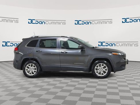 Used 2016 Jeep Cherokee Latitude w/ Cold Weather Group AWD/4WD image 9