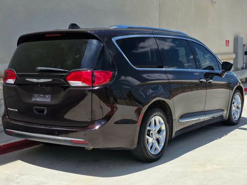 Used 2017 Chrysler Pacifica Touring-L Plus w/ Tire & Wheel Group FWD image 3