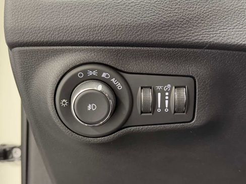 Used 2018 Jeep Compass Limited w/ Navigation Group image 18