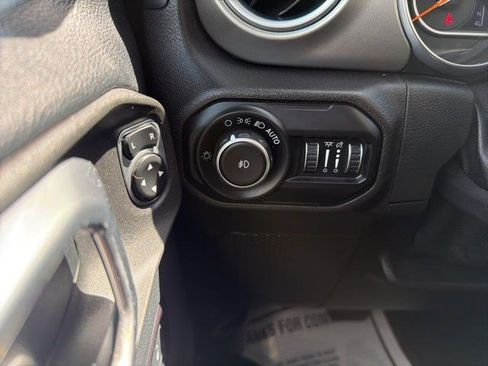 Used 2018 Jeep Wrangler Unlimited Sahara AWD/4WD image 28