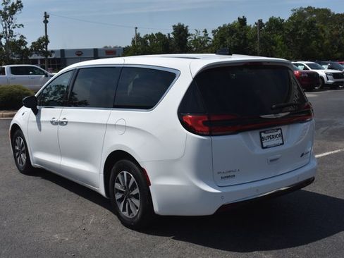 Used 2024 Chrysler Pacifica Limited FWD image 9