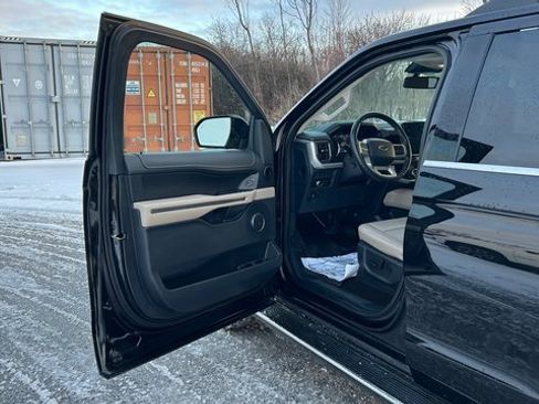 Used 2022 Ford Expedition XLT image 11