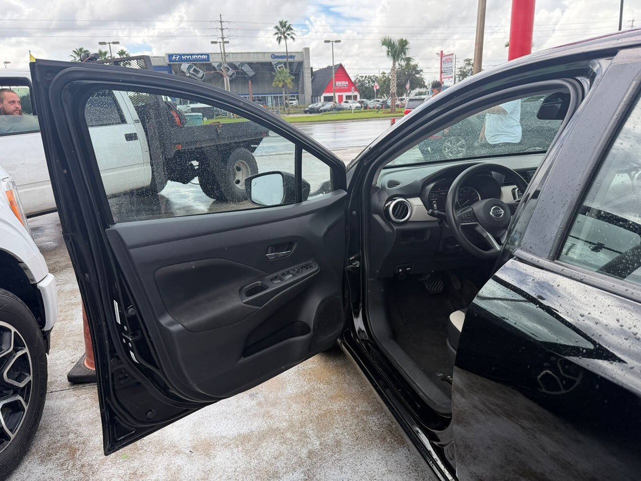 Used 2021 Nissan Versa SV FWD image 4