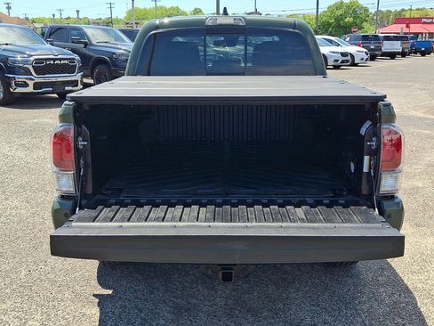 Used 2022 Toyota Tacoma TRD Off-Road AWD/4WD image 18