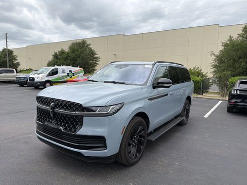 Used 2025 Lincoln Navigator Reserve w/ Jet Appearance Package image 17