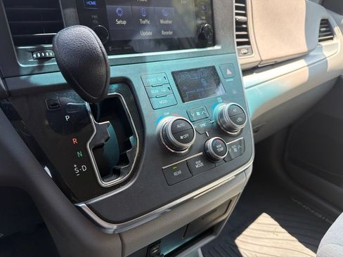 Used 2016 Toyota Sienna LE FWD image 32