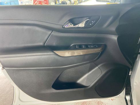 Used 2023 GMC Acadia SLE image 4