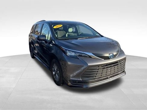 Used 2025 Toyota Sienna LE image 6