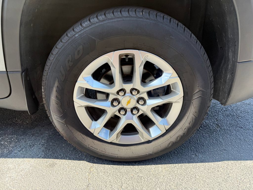 Used 2020 Chevrolet Traverse LS FWD image 32