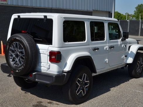Used 2025 Jeep Wrangler Unlimited Sahara AWD/4WD image 8