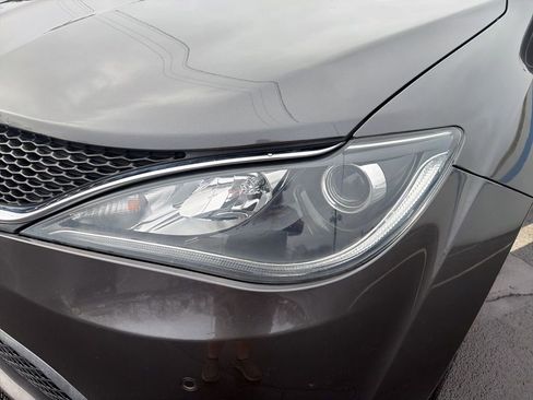 Used 2018 Chrysler Pacifica Touring-L w/ Advanced Safetytec Group image 8